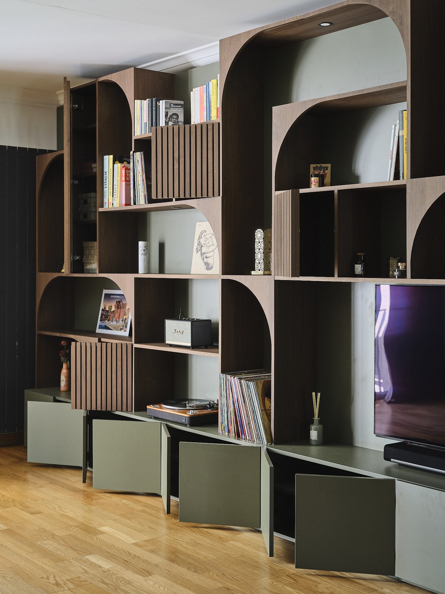 Rangements fermés de la bibliothèque